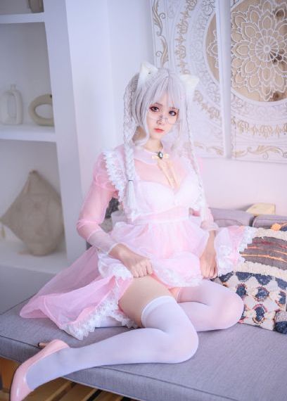 戴流苏耳环的少女