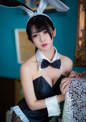 穿黑衣的女孩