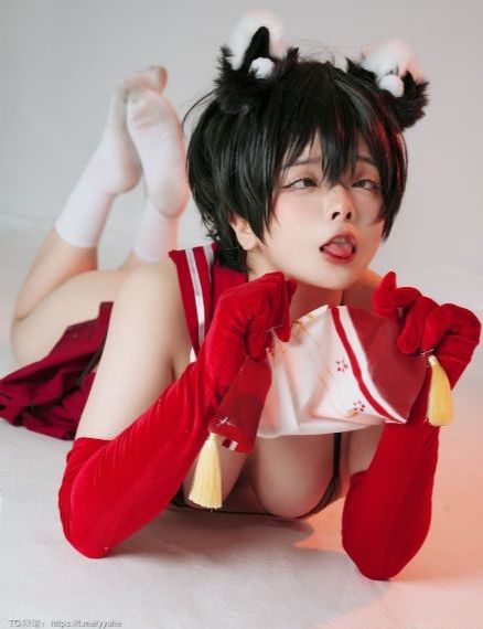 撑红伞的女孩